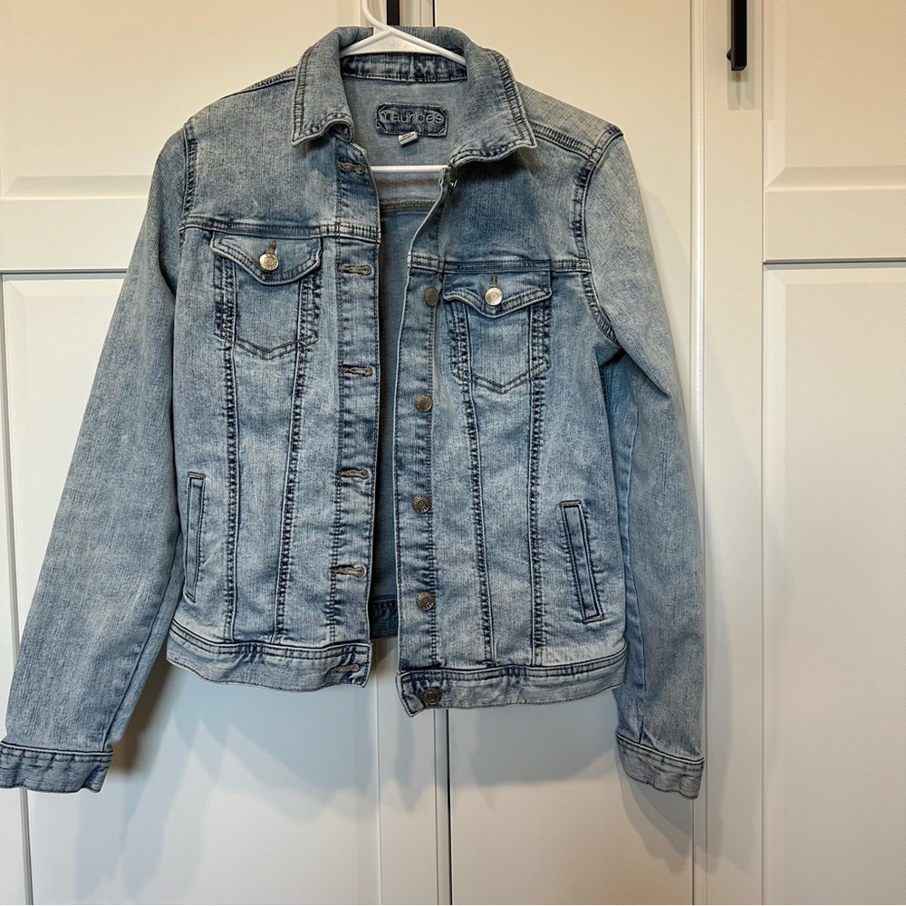 Maurices Light Blue Denim Jacket, women’s size XS, stretchy, closet staple